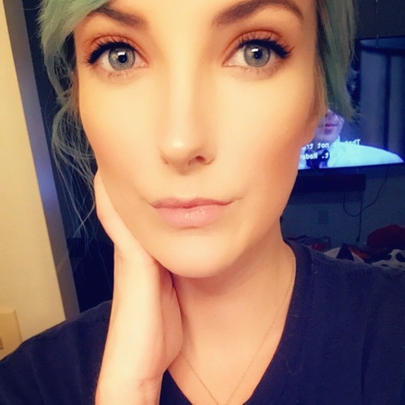 Meet your Posher, Meredith ✨ - Picture 7 of 8